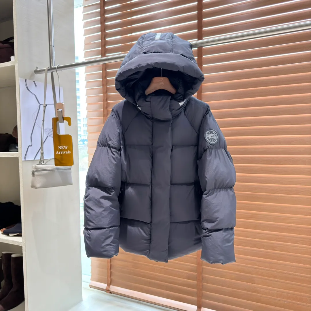 P780 Style No. Y110 𝗖𝗔𝗡𝗔𝗗𝗔 𝗚𝗢𝗢𝗦𝗘｜Canada Goose 𝗝𝘂𝗻𝗰𝘁𝗶𝗼𝗻Capsule Short Down Jacket/Ouyang Nana Generation 𝗦𝗶𝘇𝗲: 𝗫𝗦 𝗦 𝗠 𝗟 𝗫𝗟 Product color: black, white